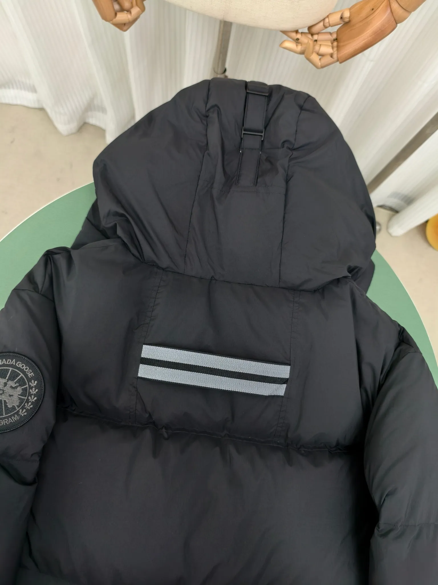 P940 Canada Goose Lawrence Down Jacket The Lawrence Down Jacket provides essential protection for everyday adventures and is made from sustainable Enduraluxe fabric with a durable soft touch. It features a quilted body, an adjustable down hood and a longer hem. Adjustable, down-filled, communicated hood. Two-way center front zipper increases range of motion and ventilation. The chin-protecting suede knit stand-up collar is soft and extra-comfortable. Inset rib-knit cuffs for added comfort and locked in heat. CORDURAD piping at the cuffs hem and reflective double-stripe grip tape at the back. Internal shoulder strap Color: black with red label black with black label azure blue Size: XS-2XL